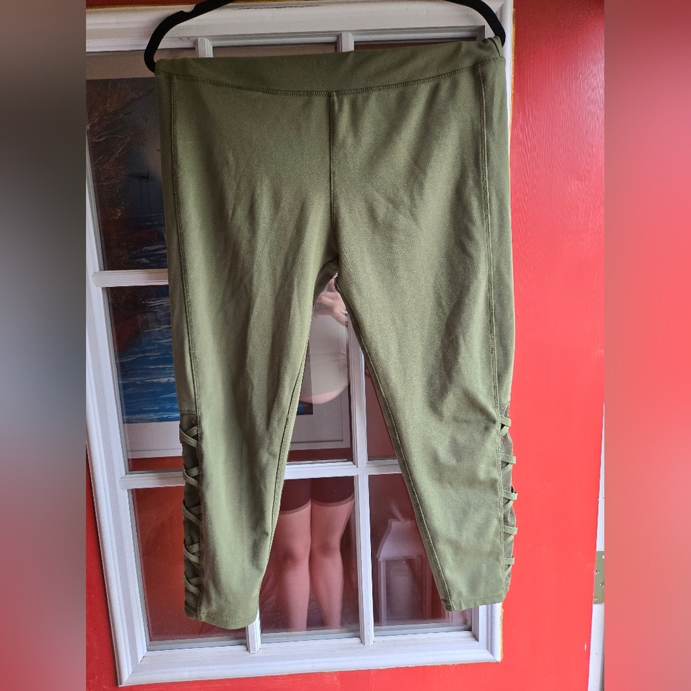 Ebb & Flow green leggings with criss cross